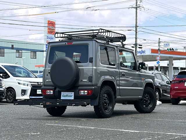スズキ ジムニー XL 愛知県 2024(令6)年 2.2万km ミディアムグレー /禁煙ワンオーナー//4WD//ディスプレイオーディオ(ATOTO)BT/USB/YouTube//ミラー型前後ドライブレコーダー(JADO　T860-1)//ルーフキャリア(YAKIMA)//ヒッチカゴキャリア(CURT)//ETC//MTタイヤ(ヨコハマ　ジオランダー　185/85/R16)//シートヒーター//スペアスマートキー//LEDヘッドランプ//オートLEDヘッドライト//ヘッドライトレベライザー//フォグランプ//電動格納ミラー//アイドリングストップ//プリクラッシュ//横滑り防止装置//レーンキープアシスト//デフロック//ダウンヒルコントロール//トランスファーレバー//TPUフロアマット//TPUラゲージトレイ//ドリンクホルダー//LEDルームランプ//スペアタイヤカバー//取扱説明書