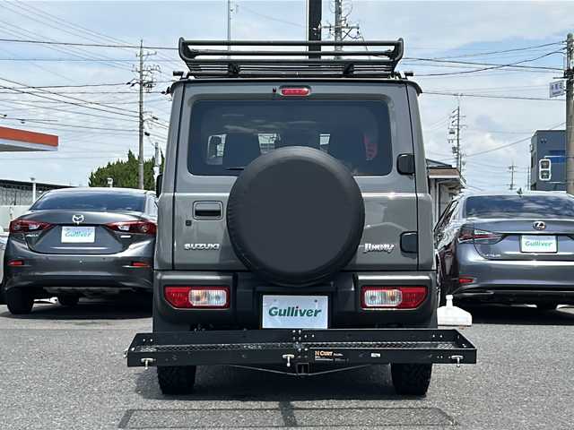 スズキ ジムニー XL 愛知県 2024(令6)年 2.2万km ミディアムグレー /禁煙ワンオーナー//4WD//ディスプレイオーディオ(ATOTO)BT/USB/YouTube//ミラー型前後ドライブレコーダー(JADO　T860-1)//ルーフキャリア(YAKIMA)//ヒッチカゴキャリア(CURT)//ETC//MTタイヤ(ヨコハマ　ジオランダー　185/85/R16)//シートヒーター//スペアスマートキー//LEDヘッドランプ//オートLEDヘッドライト//ヘッドライトレベライザー//フォグランプ//電動格納ミラー//アイドリングストップ//プリクラッシュ//横滑り防止装置//レーンキープアシスト//デフロック//ダウンヒルコントロール//トランスファーレバー//TPUフロアマット//TPUラゲージトレイ//ドリンクホルダー//LEDルームランプ//スペアタイヤカバー//取扱説明書