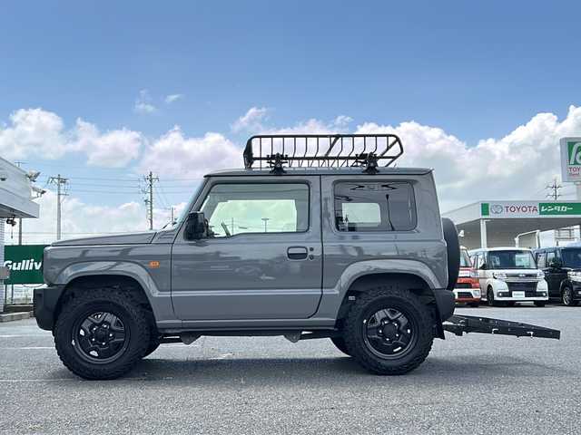 スズキ ジムニー XL 愛知県 2024(令6)年 2.2万km ミディアムグレー /禁煙ワンオーナー//4WD//ディスプレイオーディオ(ATOTO)BT/USB/YouTube//ミラー型前後ドライブレコーダー(JADO　T860-1)//ルーフキャリア(YAKIMA)//ヒッチカゴキャリア(CURT)//ETC//MTタイヤ(ヨコハマ　ジオランダー　185/85/R16)//シートヒーター//スペアスマートキー//LEDヘッドランプ//オートLEDヘッドライト//ヘッドライトレベライザー//フォグランプ//電動格納ミラー//アイドリングストップ//プリクラッシュ//横滑り防止装置//レーンキープアシスト//デフロック//ダウンヒルコントロール//トランスファーレバー//TPUフロアマット//TPUラゲージトレイ//ドリンクホルダー//LEDルームランプ//スペアタイヤカバー//取扱説明書