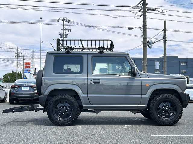 スズキ ジムニー XL 愛知県 2024(令6)年 2.2万km ミディアムグレー /禁煙ワンオーナー//4WD//ディスプレイオーディオ(ATOTO)BT/USB/YouTube//ミラー型前後ドライブレコーダー(JADO　T860-1)//ルーフキャリア(YAKIMA)//ヒッチカゴキャリア(CURT)//ETC//MTタイヤ(ヨコハマ　ジオランダー　185/85/R16)//シートヒーター//スペアスマートキー//LEDヘッドランプ//オートLEDヘッドライト//ヘッドライトレベライザー//フォグランプ//電動格納ミラー//アイドリングストップ//プリクラッシュ//横滑り防止装置//レーンキープアシスト//デフロック//ダウンヒルコントロール//トランスファーレバー//TPUフロアマット//TPUラゲージトレイ//ドリンクホルダー//LEDルームランプ//スペアタイヤカバー//取扱説明書