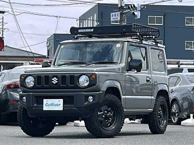 スズキ ジムニー XL 愛知県 2024(令6)年 2.2万km ミディアムグレー /禁煙ワンオーナー//4WD//ディスプレイオーディオ(ATOTO)BT/USB/YouTube//ミラー型前後ドライブレコーダー(JADO　T860-1)//ルーフキャリア(YAKIMA)//ヒッチカゴキャリア(CURT)//ETC//MTタイヤ(ヨコハマ　ジオランダー　185/85/R16)//シートヒーター//スペアスマートキー//LEDヘッドランプ//オートLEDヘッドライト//ヘッドライトレベライザー//フォグランプ//電動格納ミラー//アイドリングストップ//プリクラッシュ//横滑り防止装置//レーンキープアシスト//デフロック//ダウンヒルコントロール//トランスファーレバー//TPUフロアマット//TPUラゲージトレイ//ドリンクホルダー//LEDルームランプ//スペアタイヤカバー//取扱説明書
