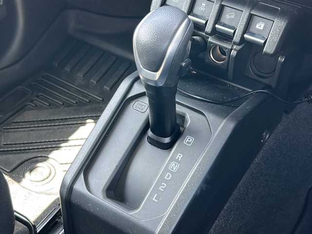 スズキ ジムニー XL 愛知県 2024(令6)年 2.2万km ミディアムグレー /禁煙ワンオーナー//4WD//ディスプレイオーディオ(ATOTO)BT/USB/YouTube//ミラー型前後ドライブレコーダー(JADO　T860-1)//ルーフキャリア(YAKIMA)//ヒッチカゴキャリア(CURT)//ETC//MTタイヤ(ヨコハマ　ジオランダー　185/85/R16)//シートヒーター//スペアスマートキー//LEDヘッドランプ//オートLEDヘッドライト//ヘッドライトレベライザー//フォグランプ//電動格納ミラー//アイドリングストップ//プリクラッシュ//横滑り防止装置//レーンキープアシスト//デフロック//ダウンヒルコントロール//トランスファーレバー//TPUフロアマット//TPUラゲージトレイ//ドリンクホルダー//LEDルームランプ//スペアタイヤカバー//取扱説明書