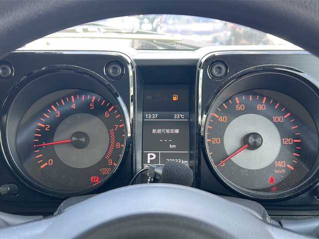 スズキ ジムニー XL 愛知県 2024(令6)年 2.2万km ミディアムグレー /禁煙ワンオーナー//4WD//ディスプレイオーディオ(ATOTO)BT/USB/YouTube//ミラー型前後ドライブレコーダー(JADO　T860-1)//ルーフキャリア(YAKIMA)//ヒッチカゴキャリア(CURT)//ETC//MTタイヤ(ヨコハマ　ジオランダー　185/85/R16)//シートヒーター//スペアスマートキー//LEDヘッドランプ//オートLEDヘッドライト//ヘッドライトレベライザー//フォグランプ//電動格納ミラー//アイドリングストップ//プリクラッシュ//横滑り防止装置//レーンキープアシスト//デフロック//ダウンヒルコントロール//トランスファーレバー//TPUフロアマット//TPUラゲージトレイ//ドリンクホルダー//LEDルームランプ//スペアタイヤカバー//取扱説明書
