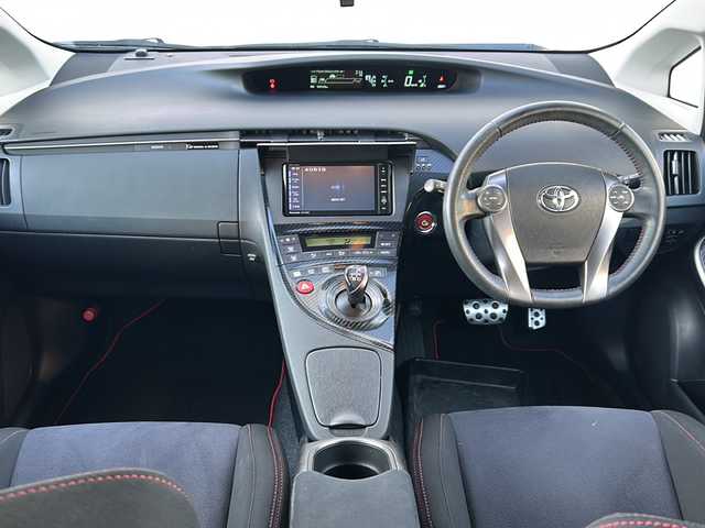 トヨタ プリウス S ツーリングセレ G’s 埼玉県 2013(平25)年 9.1万km ホワイトパールクリスタルシャイン (株)IDOMが運営する【じしゃロン熊谷店】の自社ローン専用車両になりますこちらは現金またはオートローンご利用時の価格です。自社ローンご希望の方は別途その旨お申付け下さい/社外SDナビ　CN-S310WD/　CD/DVD/DTV/Bluetooth/バックカメラ/ETC/前方ドライブレコーダー/ステアリングスイッチ/アルミペダル/純正18インチアルミホイール/純正フロアマット/プッシュスタート/スマートキー