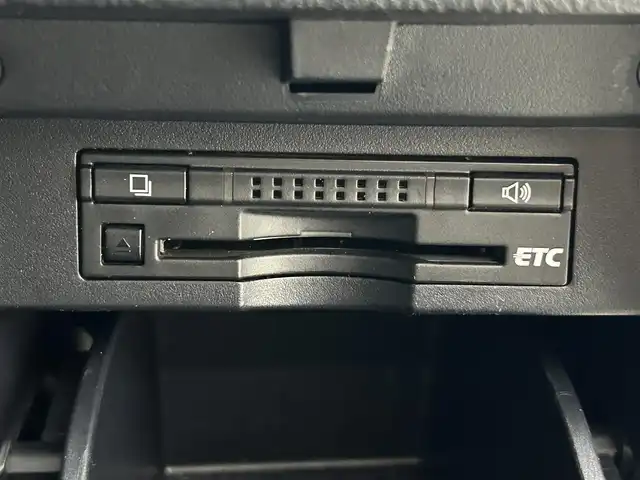 トヨタ アルファード S Cパッケージ 道央・札幌 2016(平28)年 6.8万km ホワイトパールクリスタルシャイン ・４WD/・アルパインナビ/　CD／DVD／Bluetooth／フルセグ/・バックカメラ/・アルパインフリップダウンモニター/・純正FSRガーニッシュ/・両側パワースライドドア/・純正ビルトインETC/・社外ドライブレコーダー（CSD-500FHR）/・クリアランスソナー/・横滑り防止装置/・アイドリングストップ/・電動パーキングブレーキ/・ブレーキホールド/・ステアリングヒーター/・電動リアゲート/・ハーフレザーシート/・パワーシート/・純正AW18インチ/・純正フロアマット/・LEDヘッドライト/・フォグライト/・スマートキー/・プッシュスタート