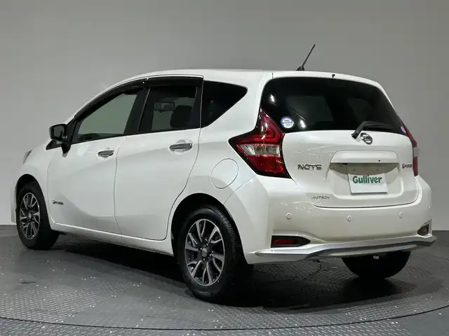 日産 ノート e－パワー X モード・プレミア 愛媛県 2018(平30)年 2.8万km ブリリアントホワイトパール ・ナビ（フルセグＴＶ・ＢＴ・ＦＭＡＭ・ＣＤＤＶＤ）/・全方位カメラ　/・ＥＴＣ　/・前方ドラレコ　/・デジタルインナーミラー　/・レーンキープアシスト　/・シガーソケット　/・プッシュスタート