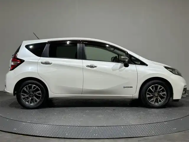 日産 ノート e－パワー X モード・プレミア 愛媛県 2018(平30)年 2.8万km ブリリアントホワイトパール ・ナビ（フルセグＴＶ・ＢＴ・ＦＭＡＭ・ＣＤＤＶＤ）/・全方位カメラ　/・ＥＴＣ　/・前方ドラレコ　/・デジタルインナーミラー　/・レーンキープアシスト　/・シガーソケット　/・プッシュスタート