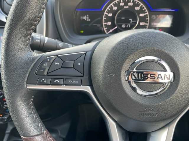 日産 ノート e－パワー X モード・プレミア 熊本県 2018(平30)年 2.8万km ブリリアントホワイトパール 衝突軽減ブレーキ/レーンキープアシスト/プッシュスタート/純正ナビ/（CD・DVD・フルセグTV・BTオーディオ・SD）/アラウンドビューモニター/ETC/オーテック15インチAW/LEDヘッドライト/オートライト/フォグライト/前後コーナーセンサー/横滑り防止装置/ウィンカーミラー/純正フロアマット/純正ドアバイザー/新車保証書/取扱説明書/スマートスペアキー×1本
