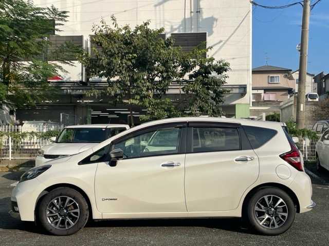 日産 ノート e－パワー X モード・プレミア 熊本県 2018(平30)年 2.8万km ブリリアントホワイトパール 衝突軽減ブレーキ/レーンキープアシスト/プッシュスタート/純正ナビ/（CD・DVD・フルセグTV・BTオーディオ・SD）/アラウンドビューモニター/ETC/オーテック15インチAW/LEDヘッドライト/オートライト/フォグライト/前後コーナーセンサー/横滑り防止装置/ウィンカーミラー/純正フロアマット/純正ドアバイザー/新車保証書/取扱説明書/スマートスペアキー×1本