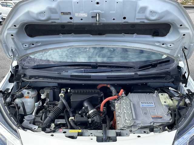 日産 ノート e－パワー X モード・プレミア 富山県 2018(平30)年 2.8万km ブリリアントホワイトパール 禁煙車/純正ナビ/（CD・DVD・フルセグTV・BTオーディオ・SD）/アラウンドビューモニター/ETC/アイドリングストップ/純正アルミホイール/LEDヘッドライト/前後コーナーセンサー/横滑り防止装置/ウィンカーミラー/純正フロアマット/純正ドアバイザー/スマートスペアキー
