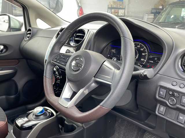 日産 ノート e－パワー X モード・プレミア 富山県 2018(平30)年 2.8万km ブリリアントホワイトパール 禁煙車/純正ナビ/（CD・DVD・フルセグTV・BTオーディオ・SD）/アラウンドビューモニター/ETC/アイドリングストップ/純正アルミホイール/LEDヘッドライト/前後コーナーセンサー/横滑り防止装置/ウィンカーミラー/純正フロアマット/純正ドアバイザー/スマートスペアキー