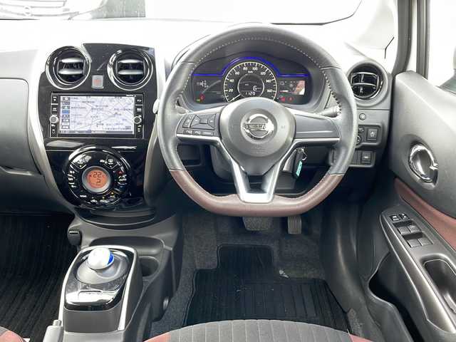 日産 ノート e－パワー X モード・プレミア 富山県 2018(平30)年 2.8万km ブリリアントホワイトパール 禁煙車/純正ナビ/（CD・DVD・フルセグTV・BTオーディオ・SD）/アラウンドビューモニター/ETC/アイドリングストップ/純正アルミホイール/LEDヘッドライト/前後コーナーセンサー/横滑り防止装置/ウィンカーミラー/純正フロアマット/純正ドアバイザー/スマートスペアキー