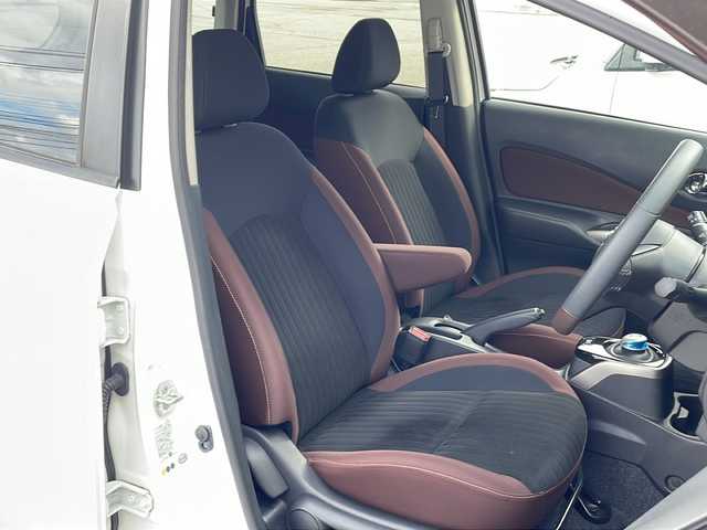 日産 ノート e－パワー X モード・プレミア 富山県 2018(平30)年 2.8万km ブリリアントホワイトパール 禁煙車/純正ナビ/（CD・DVD・フルセグTV・BTオーディオ・SD）/アラウンドビューモニター/ETC/アイドリングストップ/純正アルミホイール/LEDヘッドライト/前後コーナーセンサー/横滑り防止装置/ウィンカーミラー/純正フロアマット/純正ドアバイザー/スマートスペアキー