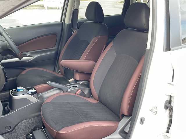 日産 ノート e－パワー X モード・プレミア 富山県 2018(平30)年 2.8万km ブリリアントホワイトパール 禁煙車/純正ナビ/（CD・DVD・フルセグTV・BTオーディオ・SD）/アラウンドビューモニター/ETC/アイドリングストップ/純正アルミホイール/LEDヘッドライト/前後コーナーセンサー/横滑り防止装置/ウィンカーミラー/純正フロアマット/純正ドアバイザー/スマートスペアキー