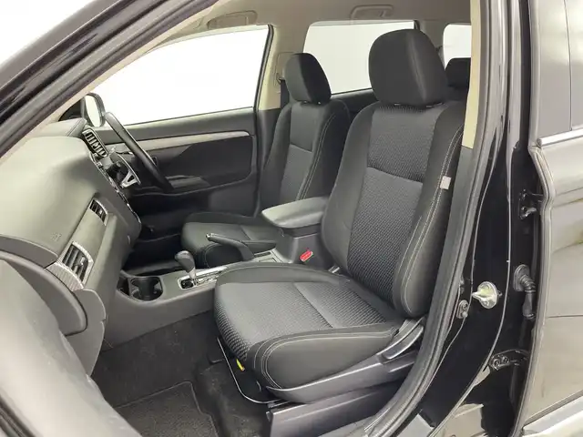 三菱 アウトランダー 24G ナビパッケージ 新潟県 2016(平28)年 13.6万km アメジストブラック ワンオーナー/４ＷＤ　/フルセグＴＶ　/バックカメラ/純正ＳＤナビ　/Ｂｌｕｅｔｏｏｔｈ接続　/ＵＳＢ入力端子　/クルコン　/ＭＴモード付ＡＴ　/ステアリングスイッチ　/ＬＥＤライト　/電動リアゲート/ステアリングスイッチ/革巻きステアリング/横滑り防止機能/レーンキープアシスト/保証書/取扱説明書