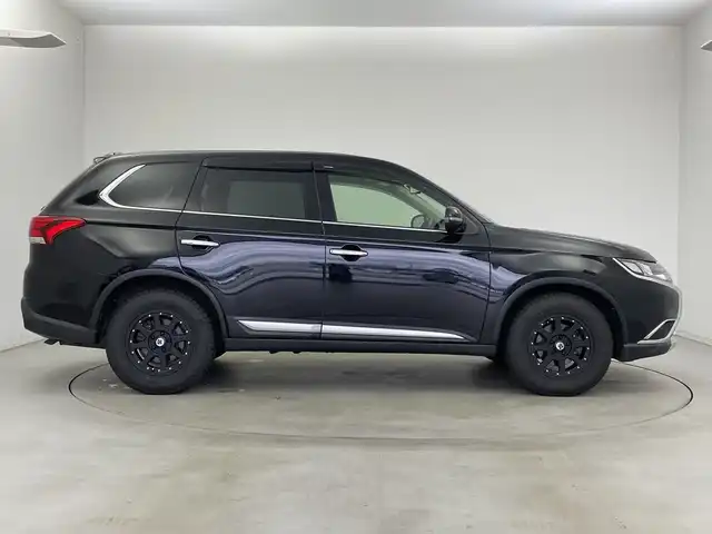 三菱 アウトランダー 24G ナビパッケージ 新潟県 2016(平28)年 13.6万km アメジストブラック ワンオーナー/４ＷＤ　/フルセグＴＶ　/バックカメラ/純正ＳＤナビ　/Ｂｌｕｅｔｏｏｔｈ接続　/ＵＳＢ入力端子　/クルコン　/ＭＴモード付ＡＴ　/ステアリングスイッチ　/ＬＥＤライト　/電動リアゲート/ステアリングスイッチ/革巻きステアリング/横滑り防止機能/レーンキープアシスト/保証書/取扱説明書