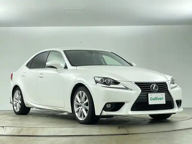 レクサス ＩＳ 300h 愛知県 2016(平28)年 7.2万km ソニッククォーツ 禁煙車/純正7インチナビナビ/（ＤＶＤ/ＣＤ/フルセグTV/Bluetooth/ＦＭ/ＡＭ）/バックカメラ/プリクラッシュセーフティ/レーダークルーズコントロール/パーキングセンサー/ETC/ドライブレコーダー/ハーフレザーシート/パワーシート/シートヒーター/パドルシフト/純正１７インチアルミホイール/ＬＥＤヘッドライト/フロントフォグランプ/オートライト/スマートキー/スペアキー1本/プッシュスタート/純正フロアマット