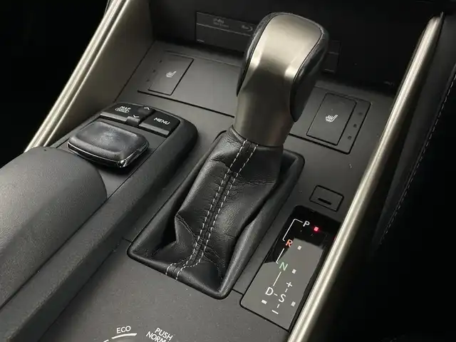 レクサス ＩＳ 300h 愛知県 2016(平28)年 7.2万km ソニッククォーツ 禁煙車/純正7インチナビナビ/（ＤＶＤ/ＣＤ/フルセグTV/Bluetooth/ＦＭ/ＡＭ）/バックカメラ/プリクラッシュセーフティ/レーダークルーズコントロール/パーキングセンサー/ETC/ドライブレコーダー/ハーフレザーシート/パワーシート/シートヒーター/パドルシフト/純正１７インチアルミホイール/ＬＥＤヘッドライト/フロントフォグランプ/オートライト/スマートキー/スペアキー1本/プッシュスタート/純正フロアマット