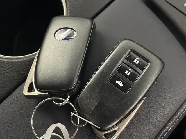 レクサス ＩＳ 300h 愛知県 2016(平28)年 7.2万km ソニッククォーツ 禁煙車/純正7インチナビナビ/（ＤＶＤ/ＣＤ/フルセグTV/Bluetooth/ＦＭ/ＡＭ）/バックカメラ/プリクラッシュセーフティ/レーダークルーズコントロール/パーキングセンサー/ETC/ドライブレコーダー/ハーフレザーシート/パワーシート/シートヒーター/パドルシフト/純正１７インチアルミホイール/ＬＥＤヘッドライト/フロントフォグランプ/オートライト/スマートキー/スペアキー1本/プッシュスタート/純正フロアマット