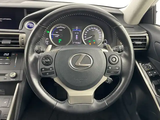 レクサス ＩＳ 300h 愛知県 2016(平28)年 7.2万km ソニッククォーツ 禁煙車/純正7インチナビナビ/（ＤＶＤ/ＣＤ/フルセグTV/Bluetooth/ＦＭ/ＡＭ）/バックカメラ/プリクラッシュセーフティ/レーダークルーズコントロール/パーキングセンサー/ETC/ドライブレコーダー/ハーフレザーシート/パワーシート/シートヒーター/パドルシフト/純正１７インチアルミホイール/ＬＥＤヘッドライト/フロントフォグランプ/オートライト/スマートキー/スペアキー1本/プッシュスタート/純正フロアマット