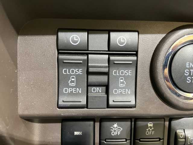 トヨタ ルーミー G 愛媛県 2021(令3)年 1.7万km ブライトシルバーM 純正９型ディスプレイオーディオ　バックカメラ　両側電動スライドドア　ＥＴＣ　純正１４インチアルミホイール　ＬＥＤヘッドライト　スマートキー　ブルートゥース　フルセグテレビ　アップルカープレイ　禁煙