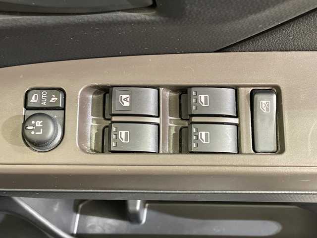 トヨタ ルーミー G 愛媛県 2021(令3)年 1.7万km ブライトシルバーM 純正９型ディスプレイオーディオ　バックカメラ　両側電動スライドドア　ＥＴＣ　純正１４インチアルミホイール　ＬＥＤヘッドライト　スマートキー　ブルートゥース　フルセグテレビ　アップルカープレイ　禁煙