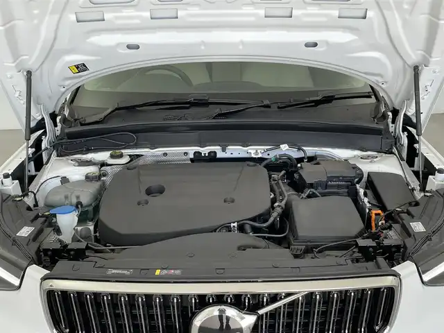 ボルボ ボルボ ＸＣ４０ ウルトラ B4 AWD 大分県 2025(令7)年 1万km クリスタルホワイトP ワンオーナー/チルトアップ機構付電動パノラマガラスルーフ/harman/kardonプレミアムサウンド/純正9型ナビ/・AM/FM/Bluetooth/AppleCarPlay/ステアリングスイッチ/全方位カメラ/ベージュレザーシート/パワーシート/メモリーシート/シートヒーター/電動リアゲート/スマートキー/プッシュスタート/ETC/電格ミラー/ウィンカーミラー/オートライト/フォグランプ/バックフォグランプ/LEDヘッドライト/レーダークルーズコントロール/クリスタルガラスシフトノブ/革巻きステアリング/ステアリングスイッチ/トノカバー/ルーフレール/純正19インチアルミホイール/衝突回避被害軽減ブレーキシステム/オンカミングレーンミティゲーション/LKA/DAC/RSI/ランオフロードミティゲーション/リア衝突回避被害軽減ブレーキシステム/パイロットアシスト/全車速追従機能付ACC/ステアリングアシスト付BLIS/衝突回避被害軽減ブレーキ機能付CTA/被追突時警告機能