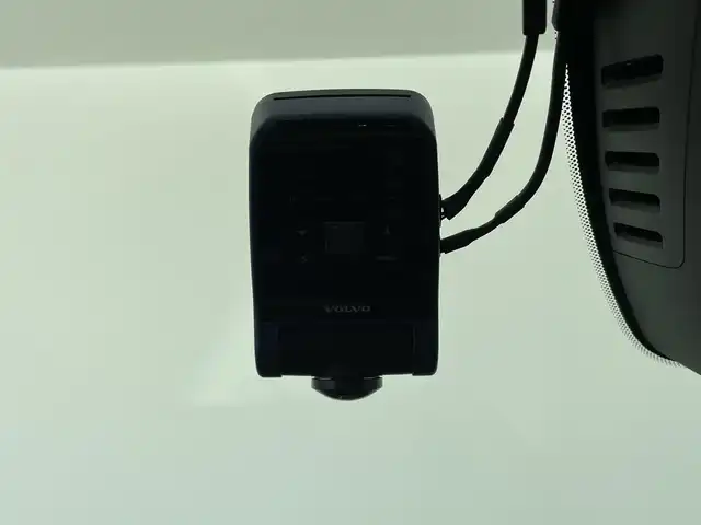 ボルボ ボルボ ＸＣ４０ ウルトラ B4 AWD 大分県 2025(令7)年 1万km クリスタルホワイトP ワンオーナー/チルトアップ機構付電動パノラマガラスルーフ/harman/kardonプレミアムサウンド/純正9型ナビ/・AM/FM/Bluetooth/AppleCarPlay/ステアリングスイッチ/全方位カメラ/ベージュレザーシート/パワーシート/メモリーシート/シートヒーター/電動リアゲート/スマートキー/プッシュスタート/ETC/電格ミラー/ウィンカーミラー/オートライト/フォグランプ/バックフォグランプ/LEDヘッドライト/レーダークルーズコントロール/クリスタルガラスシフトノブ/革巻きステアリング/ステアリングスイッチ/トノカバー/ルーフレール/純正19インチアルミホイール/衝突回避被害軽減ブレーキシステム/オンカミングレーンミティゲーション/LKA/DAC/RSI/ランオフロードミティゲーション/リア衝突回避被害軽減ブレーキシステム/パイロットアシスト/全車速追従機能付ACC/ステアリングアシスト付BLIS/衝突回避被害軽減ブレーキ機能付CTA/被追突時警告機能