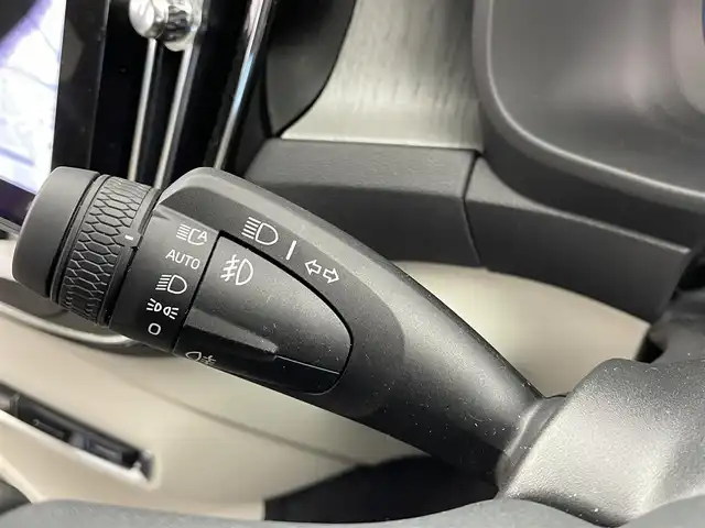 ボルボ ボルボ ＸＣ４０ ウルトラ B4 AWD 大分県 2025(令7)年 1万km クリスタルホワイトP ワンオーナー/チルトアップ機構付電動パノラマガラスルーフ/harman/kardonプレミアムサウンド/純正9型ナビ/・AM/FM/Bluetooth/AppleCarPlay/ステアリングスイッチ/全方位カメラ/ベージュレザーシート/パワーシート/メモリーシート/シートヒーター/電動リアゲート/スマートキー/プッシュスタート/ETC/電格ミラー/ウィンカーミラー/オートライト/フォグランプ/バックフォグランプ/LEDヘッドライト/レーダークルーズコントロール/クリスタルガラスシフトノブ/革巻きステアリング/ステアリングスイッチ/トノカバー/ルーフレール/純正19インチアルミホイール/衝突回避被害軽減ブレーキシステム/オンカミングレーンミティゲーション/LKA/DAC/RSI/ランオフロードミティゲーション/リア衝突回避被害軽減ブレーキシステム/パイロットアシスト/全車速追従機能付ACC/ステアリングアシスト付BLIS/衝突回避被害軽減ブレーキ機能付CTA/被追突時警告機能