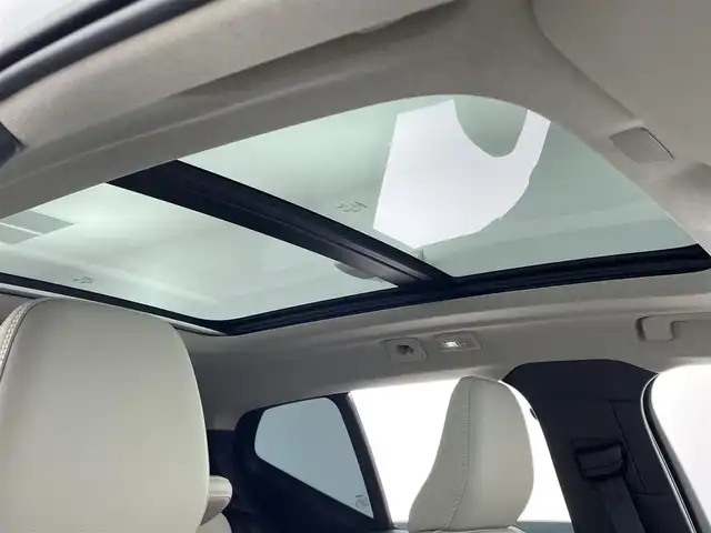 ボルボ ボルボ ＸＣ４０ ウルトラ B4 AWD 大分県 2025(令7)年 1万km クリスタルホワイトP ワンオーナー/チルトアップ機構付電動パノラマガラスルーフ/harman/kardonプレミアムサウンド/純正9型ナビ/・AM/FM/Bluetooth/AppleCarPlay/ステアリングスイッチ/全方位カメラ/ベージュレザーシート/パワーシート/メモリーシート/シートヒーター/電動リアゲート/スマートキー/プッシュスタート/ETC/電格ミラー/ウィンカーミラー/オートライト/フォグランプ/バックフォグランプ/LEDヘッドライト/レーダークルーズコントロール/クリスタルガラスシフトノブ/革巻きステアリング/ステアリングスイッチ/トノカバー/ルーフレール/純正19インチアルミホイール/衝突回避被害軽減ブレーキシステム/オンカミングレーンミティゲーション/LKA/DAC/RSI/ランオフロードミティゲーション/リア衝突回避被害軽減ブレーキシステム/パイロットアシスト/全車速追従機能付ACC/ステアリングアシスト付BLIS/衝突回避被害軽減ブレーキ機能付CTA/被追突時警告機能