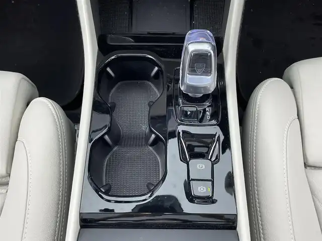 ボルボ ボルボ ＸＣ４０ ウルトラ B4 AWD 大分県 2025(令7)年 1万km クリスタルホワイトP ワンオーナー/チルトアップ機構付電動パノラマガラスルーフ/harman/kardonプレミアムサウンド/純正9型ナビ/・AM/FM/Bluetooth/AppleCarPlay/ステアリングスイッチ/全方位カメラ/ベージュレザーシート/パワーシート/メモリーシート/シートヒーター/電動リアゲート/スマートキー/プッシュスタート/ETC/電格ミラー/ウィンカーミラー/オートライト/フォグランプ/バックフォグランプ/LEDヘッドライト/レーダークルーズコントロール/クリスタルガラスシフトノブ/革巻きステアリング/ステアリングスイッチ/トノカバー/ルーフレール/純正19インチアルミホイール/衝突回避被害軽減ブレーキシステム/オンカミングレーンミティゲーション/LKA/DAC/RSI/ランオフロードミティゲーション/リア衝突回避被害軽減ブレーキシステム/パイロットアシスト/全車速追従機能付ACC/ステアリングアシスト付BLIS/衝突回避被害軽減ブレーキ機能付CTA/被追突時警告機能