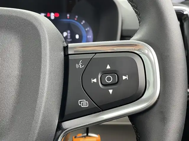 ボルボ ボルボ ＸＣ４０ ウルトラ B4 AWD 大分県 2025(令7)年 1万km クリスタルホワイトP ワンオーナー/チルトアップ機構付電動パノラマガラスルーフ/harman/kardonプレミアムサウンド/純正9型ナビ/・AM/FM/Bluetooth/AppleCarPlay/ステアリングスイッチ/全方位カメラ/ベージュレザーシート/パワーシート/メモリーシート/シートヒーター/電動リアゲート/スマートキー/プッシュスタート/ETC/電格ミラー/ウィンカーミラー/オートライト/フォグランプ/バックフォグランプ/LEDヘッドライト/レーダークルーズコントロール/クリスタルガラスシフトノブ/革巻きステアリング/ステアリングスイッチ/トノカバー/ルーフレール/純正19インチアルミホイール/衝突回避被害軽減ブレーキシステム/オンカミングレーンミティゲーション/LKA/DAC/RSI/ランオフロードミティゲーション/リア衝突回避被害軽減ブレーキシステム/パイロットアシスト/全車速追従機能付ACC/ステアリングアシスト付BLIS/衝突回避被害軽減ブレーキ機能付CTA/被追突時警告機能