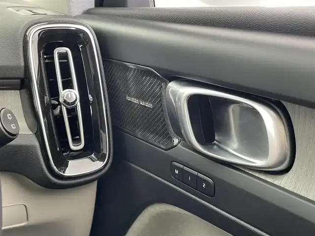 ボルボ ボルボ ＸＣ４０ ウルトラ B4 AWD 大分県 2025(令7)年 1万km クリスタルホワイトP ワンオーナー/チルトアップ機構付電動パノラマガラスルーフ/harman/kardonプレミアムサウンド/純正9型ナビ/・AM/FM/Bluetooth/AppleCarPlay/ステアリングスイッチ/全方位カメラ/ベージュレザーシート/パワーシート/メモリーシート/シートヒーター/電動リアゲート/スマートキー/プッシュスタート/ETC/電格ミラー/ウィンカーミラー/オートライト/フォグランプ/バックフォグランプ/LEDヘッドライト/レーダークルーズコントロール/クリスタルガラスシフトノブ/革巻きステアリング/ステアリングスイッチ/トノカバー/ルーフレール/純正19インチアルミホイール/衝突回避被害軽減ブレーキシステム/オンカミングレーンミティゲーション/LKA/DAC/RSI/ランオフロードミティゲーション/リア衝突回避被害軽減ブレーキシステム/パイロットアシスト/全車速追従機能付ACC/ステアリングアシスト付BLIS/衝突回避被害軽減ブレーキ機能付CTA/被追突時警告機能