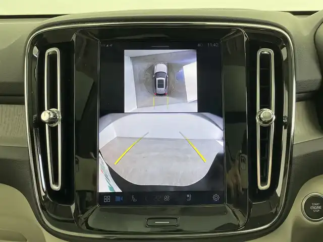 ボルボ ボルボ ＸＣ４０ ウルトラ B4 AWD 大分県 2025(令7)年 1万km クリスタルホワイトP ワンオーナー/チルトアップ機構付電動パノラマガラスルーフ/harman/kardonプレミアムサウンド/純正9型ナビ/・AM/FM/Bluetooth/AppleCarPlay/ステアリングスイッチ/全方位カメラ/ベージュレザーシート/パワーシート/メモリーシート/シートヒーター/電動リアゲート/スマートキー/プッシュスタート/ETC/電格ミラー/ウィンカーミラー/オートライト/フォグランプ/バックフォグランプ/LEDヘッドライト/レーダークルーズコントロール/クリスタルガラスシフトノブ/革巻きステアリング/ステアリングスイッチ/トノカバー/ルーフレール/純正19インチアルミホイール/衝突回避被害軽減ブレーキシステム/オンカミングレーンミティゲーション/LKA/DAC/RSI/ランオフロードミティゲーション/リア衝突回避被害軽減ブレーキシステム/パイロットアシスト/全車速追従機能付ACC/ステアリングアシスト付BLIS/衝突回避被害軽減ブレーキ機能付CTA/被追突時警告機能