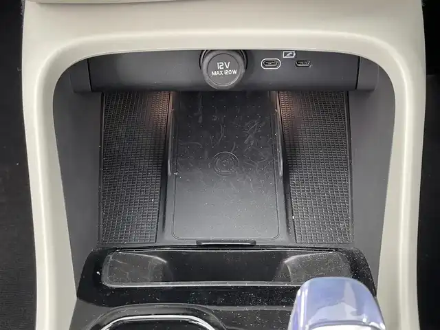 ボルボ ボルボ ＸＣ４０ ウルトラ B4 AWD 大分県 2025(令7)年 1万km クリスタルホワイトP ワンオーナー/チルトアップ機構付電動パノラマガラスルーフ/harman/kardonプレミアムサウンド/純正9型ナビ/・AM/FM/Bluetooth/AppleCarPlay/ステアリングスイッチ/全方位カメラ/ベージュレザーシート/パワーシート/メモリーシート/シートヒーター/電動リアゲート/スマートキー/プッシュスタート/ETC/電格ミラー/ウィンカーミラー/オートライト/フォグランプ/バックフォグランプ/LEDヘッドライト/レーダークルーズコントロール/クリスタルガラスシフトノブ/革巻きステアリング/ステアリングスイッチ/トノカバー/ルーフレール/純正19インチアルミホイール/衝突回避被害軽減ブレーキシステム/オンカミングレーンミティゲーション/LKA/DAC/RSI/ランオフロードミティゲーション/リア衝突回避被害軽減ブレーキシステム/パイロットアシスト/全車速追従機能付ACC/ステアリングアシスト付BLIS/衝突回避被害軽減ブレーキ機能付CTA/被追突時警告機能