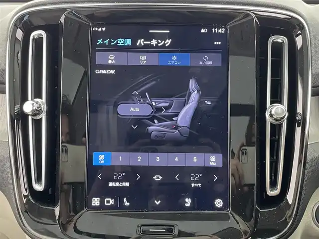 ボルボ ボルボ ＸＣ４０ ウルトラ B4 AWD 大分県 2025(令7)年 1万km クリスタルホワイトP ワンオーナー/チルトアップ機構付電動パノラマガラスルーフ/harman/kardonプレミアムサウンド/純正9型ナビ/・AM/FM/Bluetooth/AppleCarPlay/ステアリングスイッチ/全方位カメラ/ベージュレザーシート/パワーシート/メモリーシート/シートヒーター/電動リアゲート/スマートキー/プッシュスタート/ETC/電格ミラー/ウィンカーミラー/オートライト/フォグランプ/バックフォグランプ/LEDヘッドライト/レーダークルーズコントロール/クリスタルガラスシフトノブ/革巻きステアリング/ステアリングスイッチ/トノカバー/ルーフレール/純正19インチアルミホイール/衝突回避被害軽減ブレーキシステム/オンカミングレーンミティゲーション/LKA/DAC/RSI/ランオフロードミティゲーション/リア衝突回避被害軽減ブレーキシステム/パイロットアシスト/全車速追従機能付ACC/ステアリングアシスト付BLIS/衝突回避被害軽減ブレーキ機能付CTA/被追突時警告機能