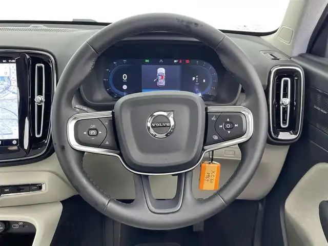 ボルボ ボルボ ＸＣ４０ ウルトラ B4 AWD 大分県 2025(令7)年 1万km クリスタルホワイトP ワンオーナー/チルトアップ機構付電動パノラマガラスルーフ/harman/kardonプレミアムサウンド/純正9型ナビ/・AM/FM/Bluetooth/AppleCarPlay/ステアリングスイッチ/全方位カメラ/ベージュレザーシート/パワーシート/メモリーシート/シートヒーター/電動リアゲート/スマートキー/プッシュスタート/ETC/電格ミラー/ウィンカーミラー/オートライト/フォグランプ/バックフォグランプ/LEDヘッドライト/レーダークルーズコントロール/クリスタルガラスシフトノブ/革巻きステアリング/ステアリングスイッチ/トノカバー/ルーフレール/純正19インチアルミホイール/衝突回避被害軽減ブレーキシステム/オンカミングレーンミティゲーション/LKA/DAC/RSI/ランオフロードミティゲーション/リア衝突回避被害軽減ブレーキシステム/パイロットアシスト/全車速追従機能付ACC/ステアリングアシスト付BLIS/衝突回避被害軽減ブレーキ機能付CTA/被追突時警告機能