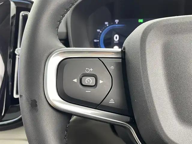 ボルボ ボルボ ＸＣ４０ ウルトラ B4 AWD 大分県 2025(令7)年 1万km クリスタルホワイトP ワンオーナー/チルトアップ機構付電動パノラマガラスルーフ/harman/kardonプレミアムサウンド/純正9型ナビ/・AM/FM/Bluetooth/AppleCarPlay/ステアリングスイッチ/全方位カメラ/ベージュレザーシート/パワーシート/メモリーシート/シートヒーター/電動リアゲート/スマートキー/プッシュスタート/ETC/電格ミラー/ウィンカーミラー/オートライト/フォグランプ/バックフォグランプ/LEDヘッドライト/レーダークルーズコントロール/クリスタルガラスシフトノブ/革巻きステアリング/ステアリングスイッチ/トノカバー/ルーフレール/純正19インチアルミホイール/衝突回避被害軽減ブレーキシステム/オンカミングレーンミティゲーション/LKA/DAC/RSI/ランオフロードミティゲーション/リア衝突回避被害軽減ブレーキシステム/パイロットアシスト/全車速追従機能付ACC/ステアリングアシスト付BLIS/衝突回避被害軽減ブレーキ機能付CTA/被追突時警告機能