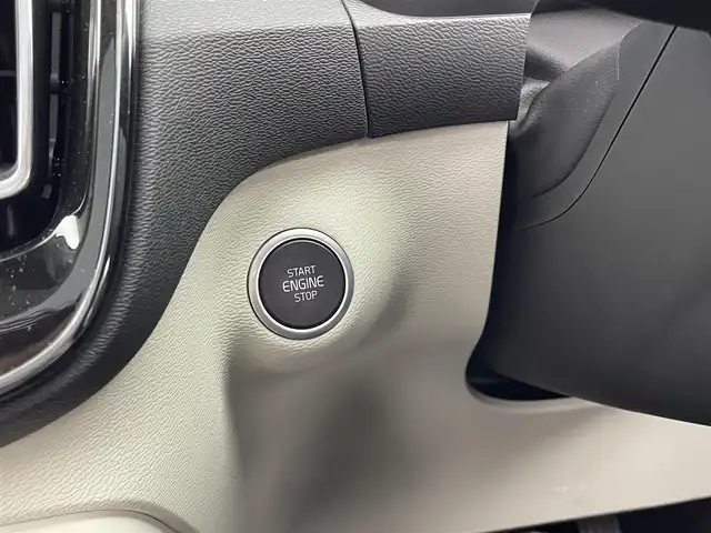 ボルボ ボルボ ＸＣ４０ ウルトラ B4 AWD 大分県 2025(令7)年 1万km クリスタルホワイトP ワンオーナー/チルトアップ機構付電動パノラマガラスルーフ/harman/kardonプレミアムサウンド/純正9型ナビ/・AM/FM/Bluetooth/AppleCarPlay/ステアリングスイッチ/全方位カメラ/ベージュレザーシート/パワーシート/メモリーシート/シートヒーター/電動リアゲート/スマートキー/プッシュスタート/ETC/電格ミラー/ウィンカーミラー/オートライト/フォグランプ/バックフォグランプ/LEDヘッドライト/レーダークルーズコントロール/クリスタルガラスシフトノブ/革巻きステアリング/ステアリングスイッチ/トノカバー/ルーフレール/純正19インチアルミホイール/衝突回避被害軽減ブレーキシステム/オンカミングレーンミティゲーション/LKA/DAC/RSI/ランオフロードミティゲーション/リア衝突回避被害軽減ブレーキシステム/パイロットアシスト/全車速追従機能付ACC/ステアリングアシスト付BLIS/衝突回避被害軽減ブレーキ機能付CTA/被追突時警告機能