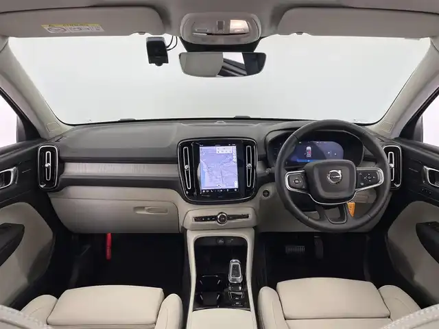 ボルボ ボルボ ＸＣ４０ ウルトラ B4 AWD 大分県 2025(令7)年 1万km クリスタルホワイトP ワンオーナー/チルトアップ機構付電動パノラマガラスルーフ/harman/kardonプレミアムサウンド/純正9型ナビ/・AM/FM/Bluetooth/AppleCarPlay/ステアリングスイッチ/全方位カメラ/ベージュレザーシート/パワーシート/メモリーシート/シートヒーター/電動リアゲート/スマートキー/プッシュスタート/ETC/電格ミラー/ウィンカーミラー/オートライト/フォグランプ/バックフォグランプ/LEDヘッドライト/レーダークルーズコントロール/クリスタルガラスシフトノブ/革巻きステアリング/ステアリングスイッチ/トノカバー/ルーフレール/純正19インチアルミホイール/衝突回避被害軽減ブレーキシステム/オンカミングレーンミティゲーション/LKA/DAC/RSI/ランオフロードミティゲーション/リア衝突回避被害軽減ブレーキシステム/パイロットアシスト/全車速追従機能付ACC/ステアリングアシスト付BLIS/衝突回避被害軽減ブレーキ機能付CTA/被追突時警告機能