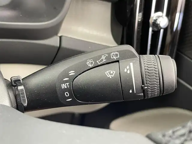 ボルボ ボルボ ＸＣ４０ ウルトラ B4 AWD 大分県 2025(令7)年 1万km クリスタルホワイトP ワンオーナー/チルトアップ機構付電動パノラマガラスルーフ/harman/kardonプレミアムサウンド/純正9型ナビ/・AM/FM/Bluetooth/AppleCarPlay/ステアリングスイッチ/全方位カメラ/ベージュレザーシート/パワーシート/メモリーシート/シートヒーター/電動リアゲート/スマートキー/プッシュスタート/ETC/電格ミラー/ウィンカーミラー/オートライト/フォグランプ/バックフォグランプ/LEDヘッドライト/レーダークルーズコントロール/クリスタルガラスシフトノブ/革巻きステアリング/ステアリングスイッチ/トノカバー/ルーフレール/純正19インチアルミホイール/衝突回避被害軽減ブレーキシステム/オンカミングレーンミティゲーション/LKA/DAC/RSI/ランオフロードミティゲーション/リア衝突回避被害軽減ブレーキシステム/パイロットアシスト/全車速追従機能付ACC/ステアリングアシスト付BLIS/衝突回避被害軽減ブレーキ機能付CTA/被追突時警告機能