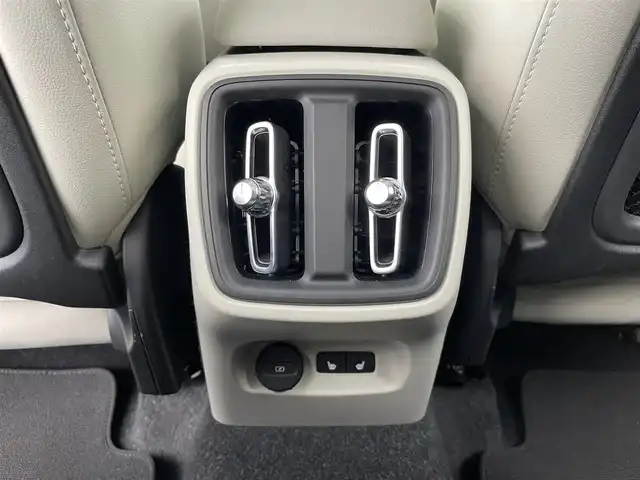 ボルボ ボルボ ＸＣ４０ ウルトラ B4 AWD 大分県 2025(令7)年 1万km クリスタルホワイトP ワンオーナー/チルトアップ機構付電動パノラマガラスルーフ/harman/kardonプレミアムサウンド/純正9型ナビ/・AM/FM/Bluetooth/AppleCarPlay/ステアリングスイッチ/全方位カメラ/ベージュレザーシート/パワーシート/メモリーシート/シートヒーター/電動リアゲート/スマートキー/プッシュスタート/ETC/電格ミラー/ウィンカーミラー/オートライト/フォグランプ/バックフォグランプ/LEDヘッドライト/レーダークルーズコントロール/クリスタルガラスシフトノブ/革巻きステアリング/ステアリングスイッチ/トノカバー/ルーフレール/純正19インチアルミホイール/衝突回避被害軽減ブレーキシステム/オンカミングレーンミティゲーション/LKA/DAC/RSI/ランオフロードミティゲーション/リア衝突回避被害軽減ブレーキシステム/パイロットアシスト/全車速追従機能付ACC/ステアリングアシスト付BLIS/衝突回避被害軽減ブレーキ機能付CTA/被追突時警告機能