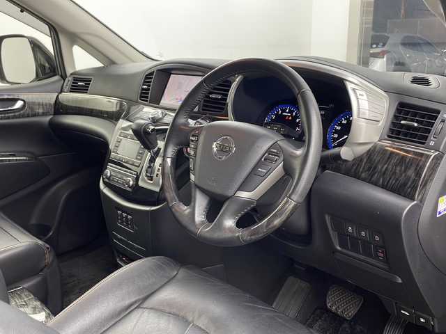 日産 エルグランド 250ハイウェイスター プレミアム 兵庫県 2016(平28)年 7.3万km ファントムブラック ・純正ナビ/TV/CD/MSV/AUX/・全方位カメラ/・クルーズコントロール/・前後コーナーセンサー/・両側パワースライドドア/・革シート/・前席パワーシート/・前席シートヒーター/・運転席メモリー付パワーシート/・純正後席リアフリップダウンモニター/・純正ウッドコンビステアリング/・LEDヘッドライト/・純正フロントスポイラー/・社外18インチアルミホイールタイヤ/・ビルトインETC/・プラズマクラスター/・AC100V電源