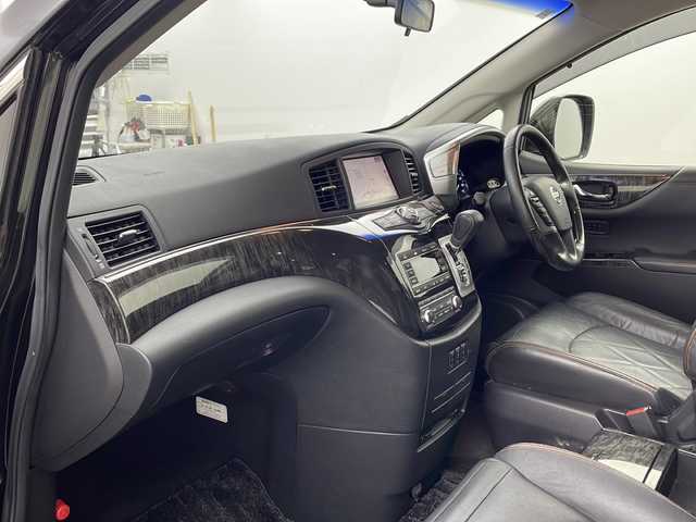 日産 エルグランド 250ハイウェイスター プレミアム 兵庫県 2016(平28)年 7.3万km ファントムブラック ・純正ナビ/TV/CD/MSV/AUX/・全方位カメラ/・クルーズコントロール/・前後コーナーセンサー/・両側パワースライドドア/・革シート/・前席パワーシート/・前席シートヒーター/・運転席メモリー付パワーシート/・純正後席リアフリップダウンモニター/・純正ウッドコンビステアリング/・LEDヘッドライト/・純正フロントスポイラー/・社外18インチアルミホイールタイヤ/・ビルトインETC/・プラズマクラスター/・AC100V電源