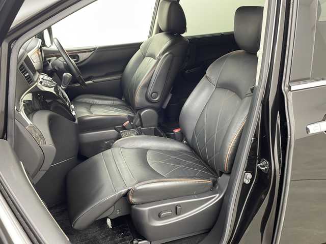 日産 エルグランド 250ハイウェイスター プレミアム 兵庫県 2016(平28)年 7.3万km ファントムブラック ・純正ナビ/TV/CD/MSV/AUX/・全方位カメラ/・クルーズコントロール/・前後コーナーセンサー/・両側パワースライドドア/・革シート/・前席パワーシート/・前席シートヒーター/・運転席メモリー付パワーシート/・純正後席リアフリップダウンモニター/・純正ウッドコンビステアリング/・LEDヘッドライト/・純正フロントスポイラー/・社外18インチアルミホイールタイヤ/・ビルトインETC/・プラズマクラスター/・AC100V電源