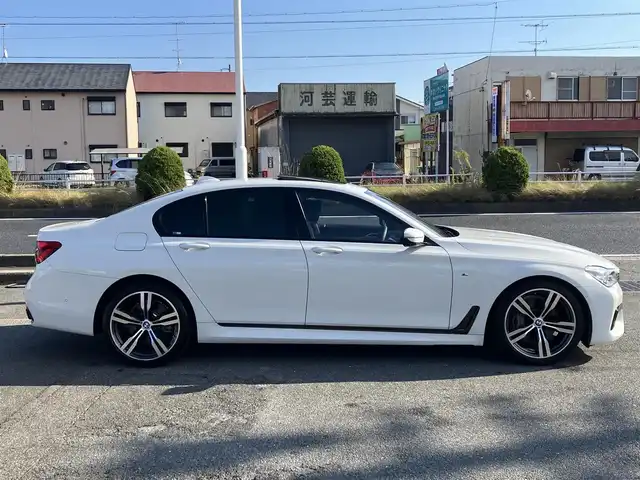 ＢＭＷ ７４０ｉ Mスポーツ 三重県 2019(平31)年 5.5万km アルピンホワイトⅢ サンルーフ/ハーマンカードンサウンド/パワーバックドア/ターボ/♪インテリジェントセーフティ/ ・ブレーキ機能付き追突警告・回避アシスト/ ・Cityブレーキ機能付き歩行者警告/ ・レーンディパーチャーウォーニング/ ・レーンチェンジウォー二ング・側方衝突警告/♪ブラインドスポットモニター/♪純正ナビ/ ・フルセグ・Bluetoothオーディオ/ ・スクリーンミラーリング/ ・CD録音・DVD再生・USB/♪全方位モニター/♪バックカメラ/♪ヘッドアップディスプレイ/♪アクティブクルーズコントロール(ACC)/♪スマートキー×2/♪プッシュスタート/♪オートブレーキホールド/♪黒革シート/♪前席パワーシート(メモリ付き）/♪全席シートヒーター/前席エアシート/♪電動サンシェード/♪ドライブレコーダー付きレーダー探知機/♪純正20インチAW/♪LEDヘッドライト/♪LEDフォグ/♪リアフォグ/♪ハイビームアシスタント/♪オートワイパー/♪アイドリングストップ/♪革巻きステアリング/♪パドルシフト/♪ステアリングスイッチ/♪オートリトラクタブルミラー/♪フロアマット/♪スモークフィルム/♪ETC/♪サイド/カーテンエアバック