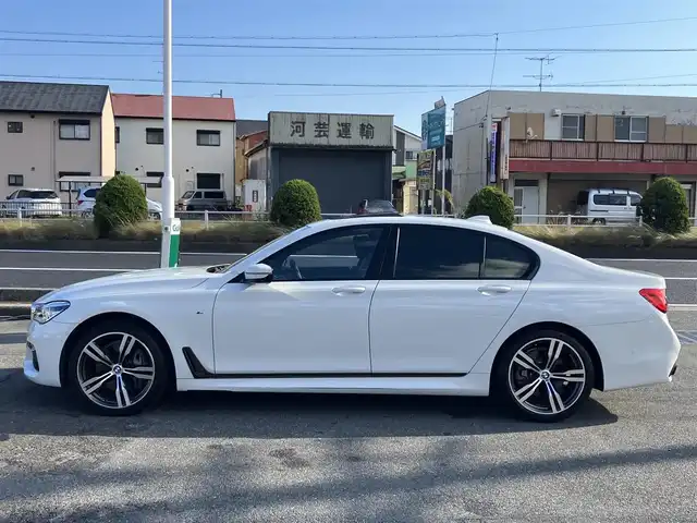 ＢＭＷ ７４０ｉ Mスポーツ 三重県 2019(平31)年 5.5万km アルピンホワイトⅢ サンルーフ/ハーマンカードンサウンド/パワーバックドア/ターボ/♪インテリジェントセーフティ/ ・ブレーキ機能付き追突警告・回避アシスト/ ・Cityブレーキ機能付き歩行者警告/ ・レーンディパーチャーウォーニング/ ・レーンチェンジウォー二ング・側方衝突警告/♪ブラインドスポットモニター/♪純正ナビ/ ・フルセグ・Bluetoothオーディオ/ ・スクリーンミラーリング/ ・CD録音・DVD再生・USB/♪全方位モニター/♪バックカメラ/♪ヘッドアップディスプレイ/♪アクティブクルーズコントロール(ACC)/♪スマートキー×2/♪プッシュスタート/♪オートブレーキホールド/♪黒革シート/♪前席パワーシート(メモリ付き）/♪全席シートヒーター/前席エアシート/♪電動サンシェード/♪ドライブレコーダー付きレーダー探知機/♪純正20インチAW/♪LEDヘッドライト/♪LEDフォグ/♪リアフォグ/♪ハイビームアシスタント/♪オートワイパー/♪アイドリングストップ/♪革巻きステアリング/♪パドルシフト/♪ステアリングスイッチ/♪オートリトラクタブルミラー/♪フロアマット/♪スモークフィルム/♪ETC/♪サイド/カーテンエアバック