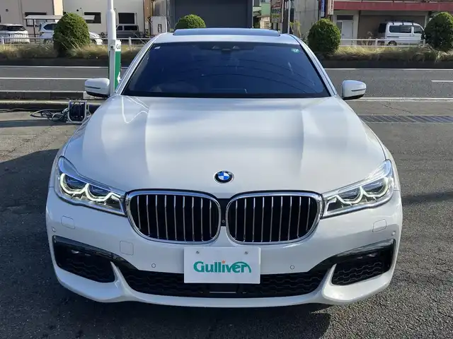 ＢＭＷ ７４０ｉ Mスポーツ 三重県 2019(平31)年 5.5万km アルピンホワイトⅢ サンルーフ/ハーマンカードンサウンド/パワーバックドア/ターボ/♪インテリジェントセーフティ/ ・ブレーキ機能付き追突警告・回避アシスト/ ・Cityブレーキ機能付き歩行者警告/ ・レーンディパーチャーウォーニング/ ・レーンチェンジウォー二ング・側方衝突警告/♪ブラインドスポットモニター/♪純正ナビ/ ・フルセグ・Bluetoothオーディオ/ ・スクリーンミラーリング/ ・CD録音・DVD再生・USB/♪全方位モニター/♪バックカメラ/♪ヘッドアップディスプレイ/♪アクティブクルーズコントロール(ACC)/♪スマートキー×2/♪プッシュスタート/♪オートブレーキホールド/♪黒革シート/♪前席パワーシート(メモリ付き）/♪全席シートヒーター/前席エアシート/♪電動サンシェード/♪ドライブレコーダー付きレーダー探知機/♪純正20インチAW/♪LEDヘッドライト/♪LEDフォグ/♪リアフォグ/♪ハイビームアシスタント/♪オートワイパー/♪アイドリングストップ/♪革巻きステアリング/♪パドルシフト/♪ステアリングスイッチ/♪オートリトラクタブルミラー/♪フロアマット/♪スモークフィルム/♪ETC/♪サイド/カーテンエアバック