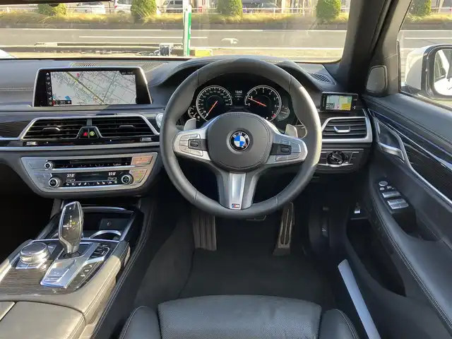 ＢＭＷ ７４０ｉ Mスポーツ 三重県 2019(平31)年 5.5万km アルピンホワイトⅢ サンルーフ/ハーマンカードンサウンド/パワーバックドア/ターボ/♪インテリジェントセーフティ/ ・ブレーキ機能付き追突警告・回避アシスト/ ・Cityブレーキ機能付き歩行者警告/ ・レーンディパーチャーウォーニング/ ・レーンチェンジウォー二ング・側方衝突警告/♪ブラインドスポットモニター/♪純正ナビ/ ・フルセグ・Bluetoothオーディオ/ ・スクリーンミラーリング/ ・CD録音・DVD再生・USB/♪全方位モニター/♪バックカメラ/♪ヘッドアップディスプレイ/♪アクティブクルーズコントロール(ACC)/♪スマートキー×2/♪プッシュスタート/♪オートブレーキホールド/♪黒革シート/♪前席パワーシート(メモリ付き）/♪全席シートヒーター/前席エアシート/♪電動サンシェード/♪ドライブレコーダー付きレーダー探知機/♪純正20インチAW/♪LEDヘッドライト/♪LEDフォグ/♪リアフォグ/♪ハイビームアシスタント/♪オートワイパー/♪アイドリングストップ/♪革巻きステアリング/♪パドルシフト/♪ステアリングスイッチ/♪オートリトラクタブルミラー/♪フロアマット/♪スモークフィルム/♪ETC/♪サイド/カーテンエアバック