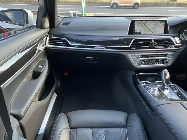 ＢＭＷ ７４０ｉ Mスポーツ 三重県 2019(平31)年 5.5万km アルピンホワイトⅢ サンルーフ/ハーマンカードンサウンド/パワーバックドア/ターボ/♪インテリジェントセーフティ/ ・ブレーキ機能付き追突警告・回避アシスト/ ・Cityブレーキ機能付き歩行者警告/ ・レーンディパーチャーウォーニング/ ・レーンチェンジウォー二ング・側方衝突警告/♪ブラインドスポットモニター/♪純正ナビ/ ・フルセグ・Bluetoothオーディオ/ ・スクリーンミラーリング/ ・CD録音・DVD再生・USB/♪全方位モニター/♪バックカメラ/♪ヘッドアップディスプレイ/♪アクティブクルーズコントロール(ACC)/♪スマートキー×2/♪プッシュスタート/♪オートブレーキホールド/♪黒革シート/♪前席パワーシート(メモリ付き）/♪全席シートヒーター/前席エアシート/♪電動サンシェード/♪ドライブレコーダー付きレーダー探知機/♪純正20インチAW/♪LEDヘッドライト/♪LEDフォグ/♪リアフォグ/♪ハイビームアシスタント/♪オートワイパー/♪アイドリングストップ/♪革巻きステアリング/♪パドルシフト/♪ステアリングスイッチ/♪オートリトラクタブルミラー/♪フロアマット/♪スモークフィルム/♪ETC/♪サイド/カーテンエアバック